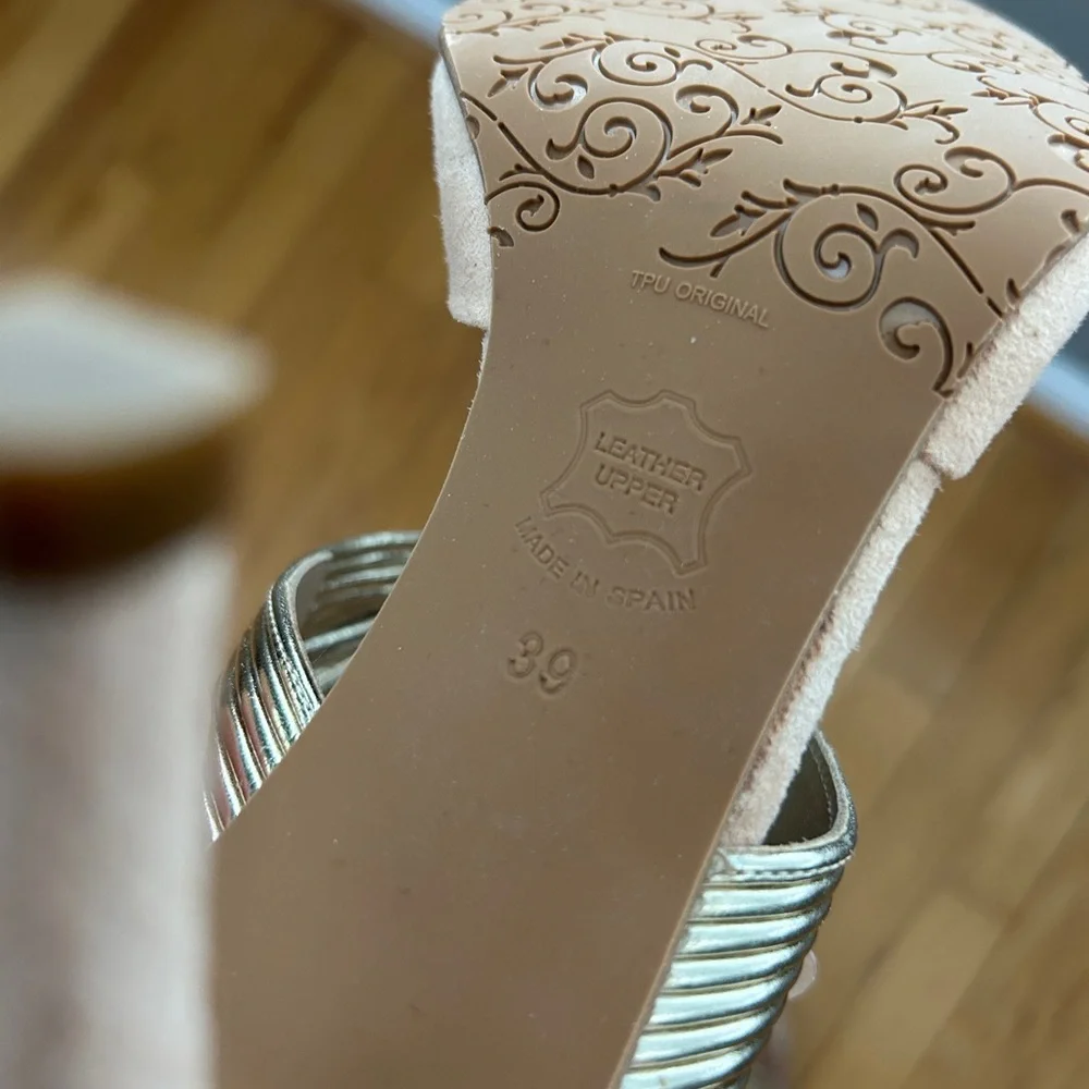 NWOT Brenda Zaro Designer Made in Spain Heels Pale Pink / Nude Size 39